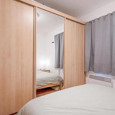1 Bedroom Front In Apartment *